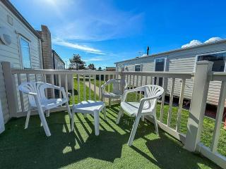 6 Berth Caravan With Decking At Naze Marine Holiday Park Ref 17071P - Walton-on-the-Naze - 1