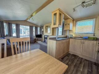 6 Berth Caravan With Decking At Naze Marine Holiday Park Ref 17071P - Walton-on-the-Naze - 1