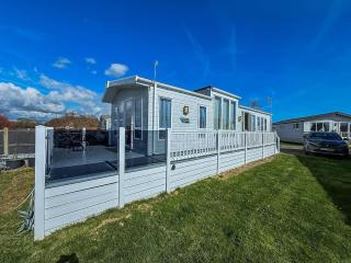 Beautiful 6 Berth Caravan With Decking At Dovercourt Park, Essex Ref 44009G - Great Oakley - 0