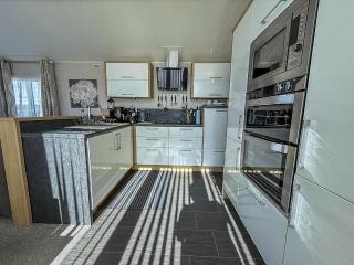 Beautiful 6 Berth Caravan With Decking At Dovercourt Park, Essex Ref 44009G - Great Oakley - 1