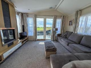Beautiful 6 Berth Caravan With Decking At Dovercourt Park, Essex Ref 44009G - Great Oakley - 1
