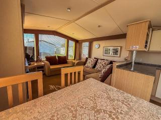 Stunning 6 Berth Caravan At Dovercourt Holiday Park, Essex Ref 44606O - 3