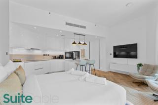 Spacious refurbished Studio steps away from metro - 4