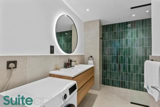 Spacious refurbished Studio steps away from metro - 3