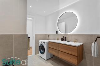 Spacious refurbished Studio steps away from metro - 1