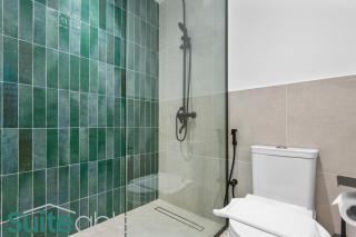 Spacious refurbished Studio steps away from metro - 2