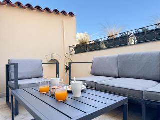 9A - APARTMENT FACING PORT & Town Hall - 1