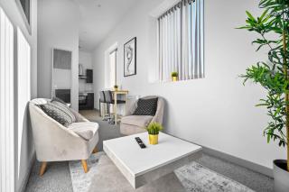 Budget Friendly Apartment - Double Bed - Netflix - WiFi - Off Street Parking - Brierley Hill - Top Rated - Excellent Value - 305o - Brierley Hill - 3