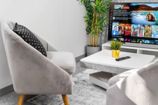Budget Friendly Apartment - Double Bed - Netflix - WiFi - Off Street Parking - Brierley Hill - Top Rated - Excellent Value - 305o - Brierley Hill - 2