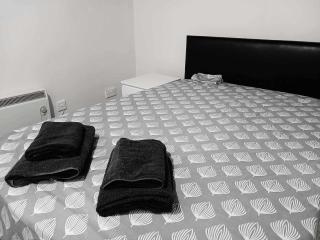 Charming 2 Bed Mezzanine Ap - Huddersfield - 5