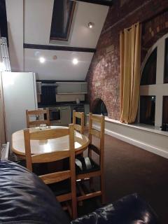 Charming 2 Bed Mezzanine Ap - Huddersfield - 3