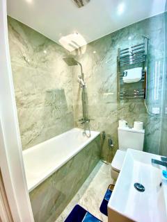 One Bedroom Apartment on Ground floor in London with Car Park - 5