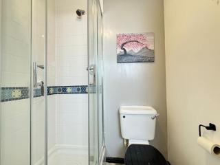 Balcony Waterfront View, 2 Bath, Free Parking - Liverpool - 4
