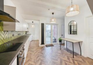 Contractor Heaven! Chic and Cosy Derby House! - 3