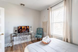 Sunny & Spacious 2BD 1BA WFH Apt-Huge Yard & Patio - 3