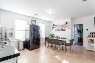 Sunny & Spacious 2BD 1BA WFH Apt-Huge Yard & Patio - 1