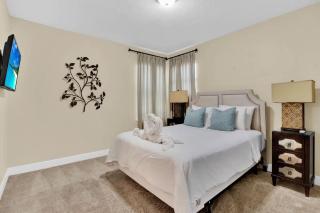 Relaxing 6BR Home w Pool Near Disney - 4