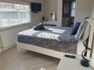 Routh 2-Bed Luxury Lodge Hot Tub & Lake View - Routh - 8