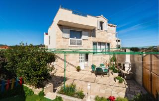 Gorgeous Home In Selca - 2