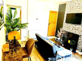 Cozy and stylish 2 bedroom home - 3