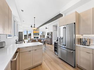 Brand New Contemporary Reverse Living Ocean Block 41665 - Brighton Beach - 4