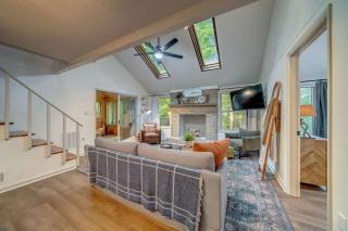 Secluded Retreat w Hot Tub, FirePit & Pool Access - 3