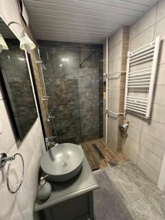 Ira's Square 2 Bedroom Apartment Free Parking - 4