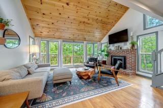 Chic Cabin with 3 Kings Privacy & Pool Access - Hedgesville - 6