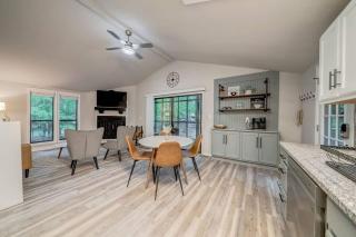 Stylish Retreat w Fireplace Games & Pool Access - 0