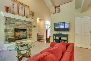 Half-Mi to Big Boulder Lake Townhome with Deck! - Lake Harmony - 4
