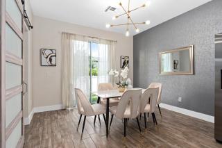 SUPER COOL - SLEEPs 17 - NEWLY BUILT & NEAR PARKs - 3