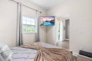 SUPER COOL - SLEEPs 17 - NEWLY BUILT & NEAR PARKs - 1