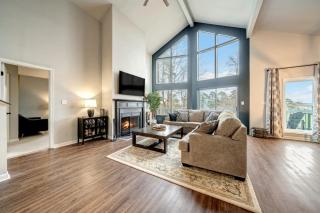 King Beds with Hot Tub Arcade & Golf Course View - Hedgesville - 4