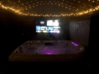 Open Plan Studio with Hot Tub - Royal Wootton Bassett - 1