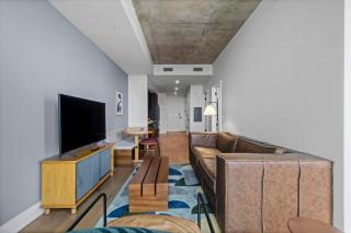 Modern Rainey St Oasis - Pool with Stunning Views - Austin - 7