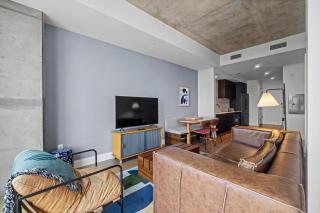 Modern Rainey St Oasis - Pool with Stunning Views - Austin - 5