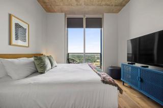 Modern Rainey St Oasis - Pool with Stunning Views - Austin - 3