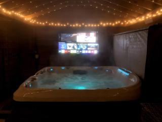 Open Plan Studio with Hot Tub - Royal Wootton Bassett - 4