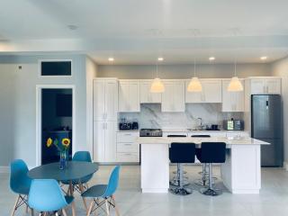 Escape360 Condo 2 - Sea Views, Luxurious & Modern - Westerhall Land Settlement - 6