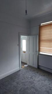 4 bedroom end terrace property - 2