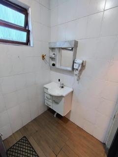Apto 950mts apenas da Praia da Enseada e da Balsa com acesso à Prainha Branca, Excelente localização no Centro de Bertioga, vaga de garagem, área de churrasqueira, ar condicionado, secador de cabelo, wifi e Netflix, também ao lado do Rio para pescar - Bertioga - 3