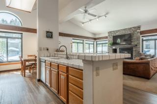 Silverbear #41 - 2 Bedrm + Loft / 3 Bathrm 1/2 block to Canyon Lodge! Slps 8 - 1