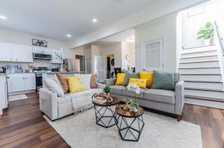 Cozy 5 BR Home - 2 miles to Atlanta Zoo, Aquarium - Atlanta - 0