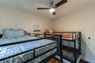 Cozy 5 BR Home - 2 miles to Atlanta Zoo, Aquarium - Atlanta - 2