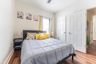 Cozy 5 BR Home - 2 miles to Atlanta Zoo, Aquarium - Atlanta - 1