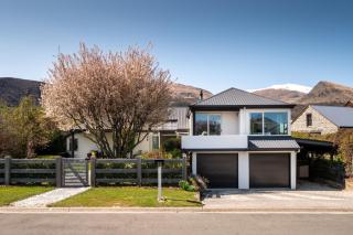 Arrowtown Family Home with spa - 0