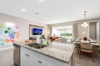 SUPER CLOSE -DISNEY's PARKs THEME ROOMs & POOL - Orlando - 2