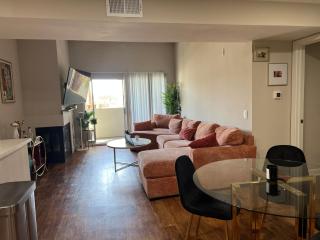 Charming West Hollywood Apartment - 9