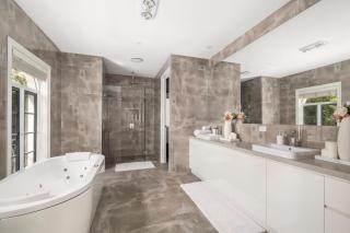 Luxurious French Provincial Home in Mt Waverley - 1