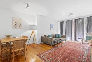 Charming Inner-City Stay- Space, Style & Location - 5
